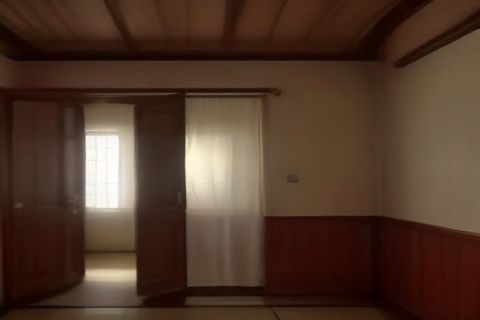 现代都市公寓室内，成熟优雅的女性角色坐在落地窗前翻阅书籍，暖光营造出都市言情好色小姨的文学氛围