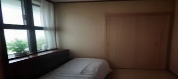 都市公寓厨房场景，女性角色系着围裙回眸微笑，温馨生活气息中透出都市言情好色小姨的角色魅力